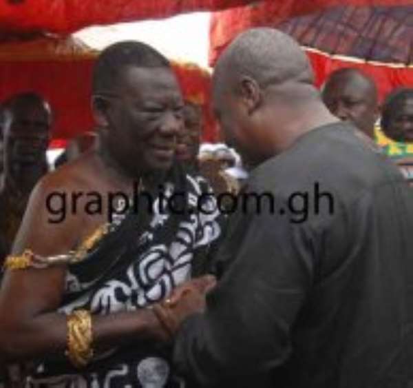 Mamponhene, Daasebre Osei Bonsu II, welcoming President John Mamama to the durbar.