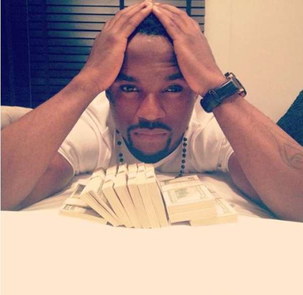 Iyanya shows off his dollar stacks