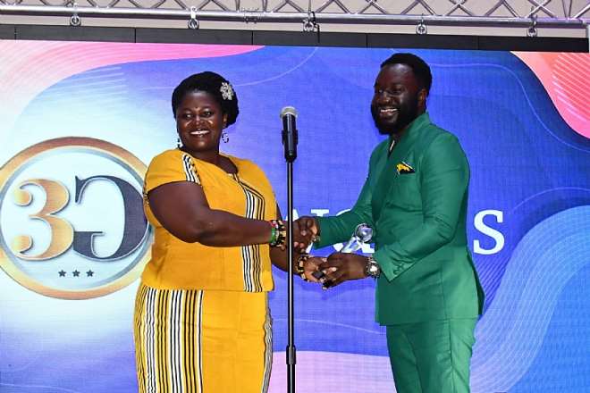 Kaymama Presenting An Award To Nana Obiri Yeboah -motivational Speaker