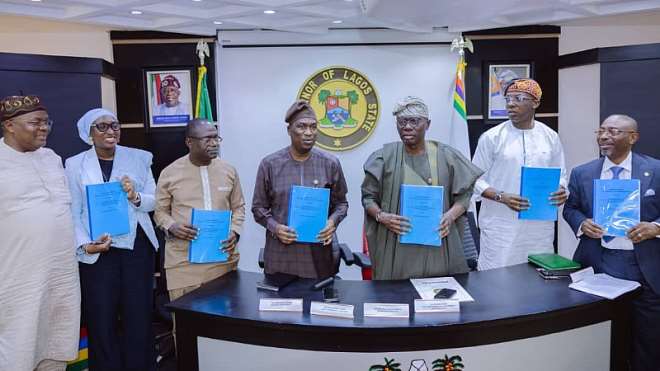 78202513215-0eu2xkjwwr-jospong-group-chairman-and-the-lagos-state-officials-displaying-the-signed-contract-