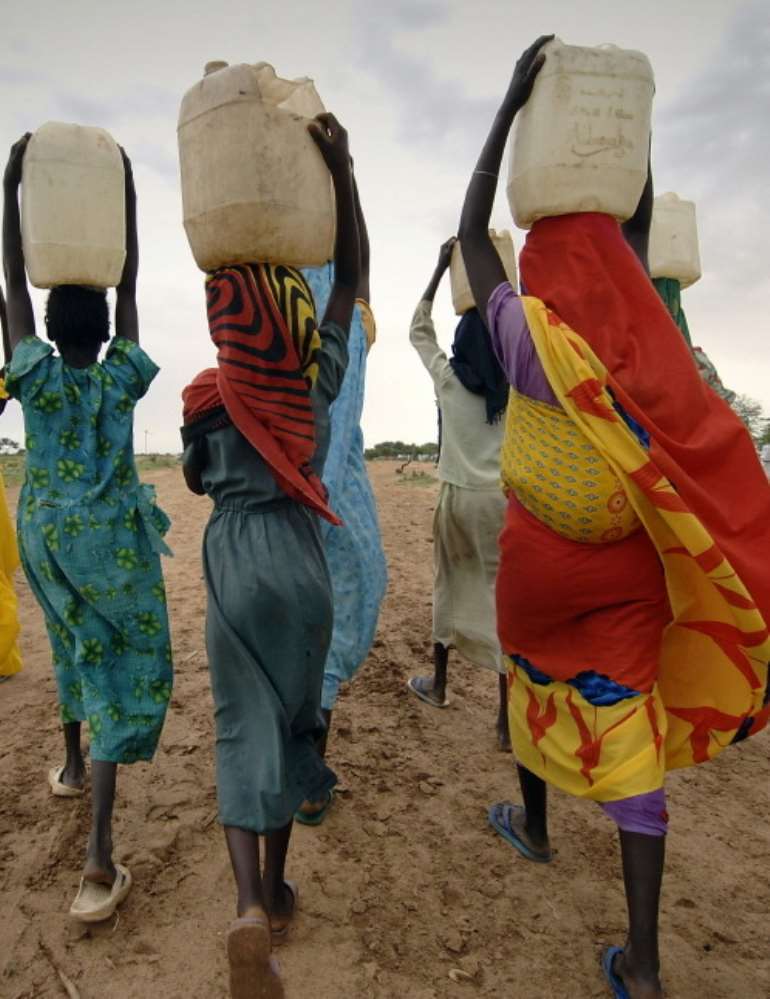 1010201980619-j4eq2762gb-women-carrying-water-on-their-heads-1