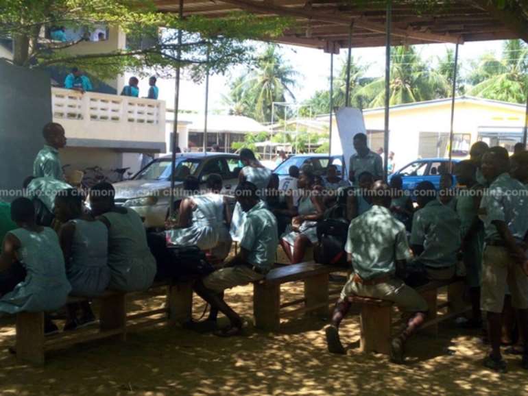 1029201790604 freeshsthreetownstudentsstudyundertrees1