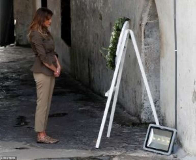 1042018124140 l5gsk8v331 47286446235045the first lady takes a moment to reflect in front of a wreath atm3 1538568548218300x245