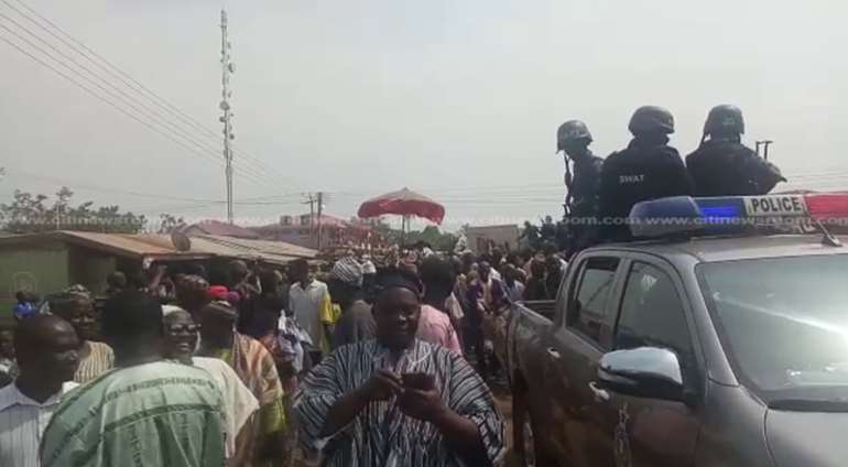 125201980604 13041q5dcw yaanaaprocessioninyendi1policeinyendi