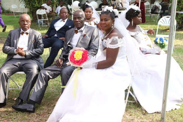 219201823606_10couplestietheknotathappyfmdreamwedding12.jpeg