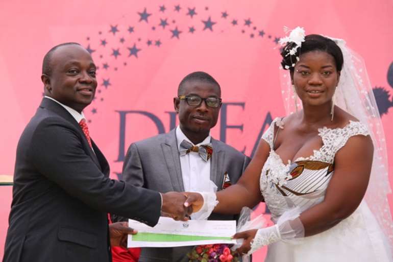 219201823606_10couplestietheknotathappyfmdreamwedding8.jpeg
