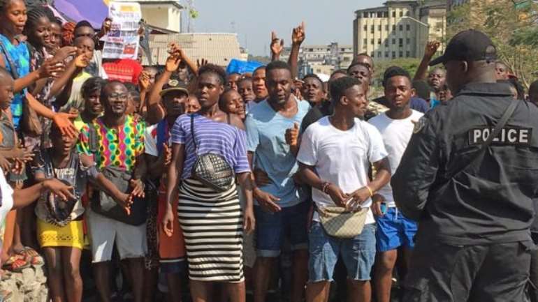 219201932457 8cs1vjhuup 105688963 presidentialfanclubarrivesoutsidelunchtimerestaurantmonrovia
