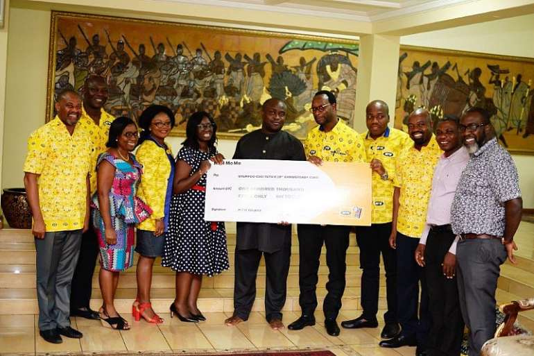 262020112516-otkvn0y442-dummy-cheque-presentation-by-mr-selorm-adadevoh-ceo-of-mtn-to-otumfuo.