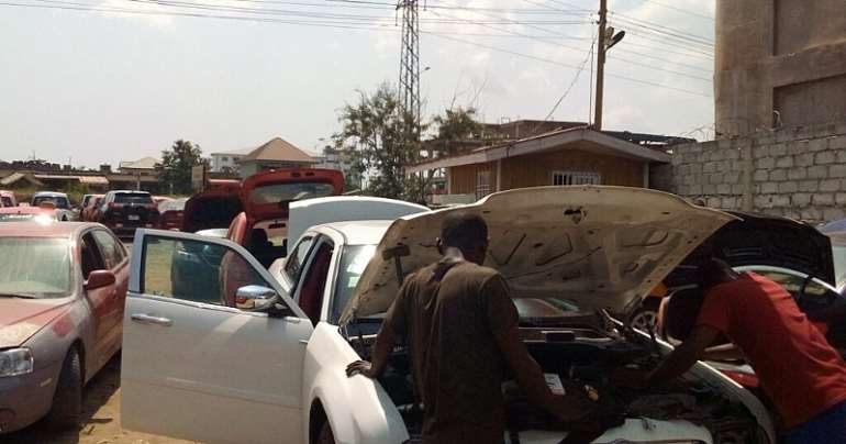 262023113604-8cs1wjivup-262023111232-robert-dumevo-left-mechanic-at-his-shop-in-accra-2022-credit-gideon-sarpong