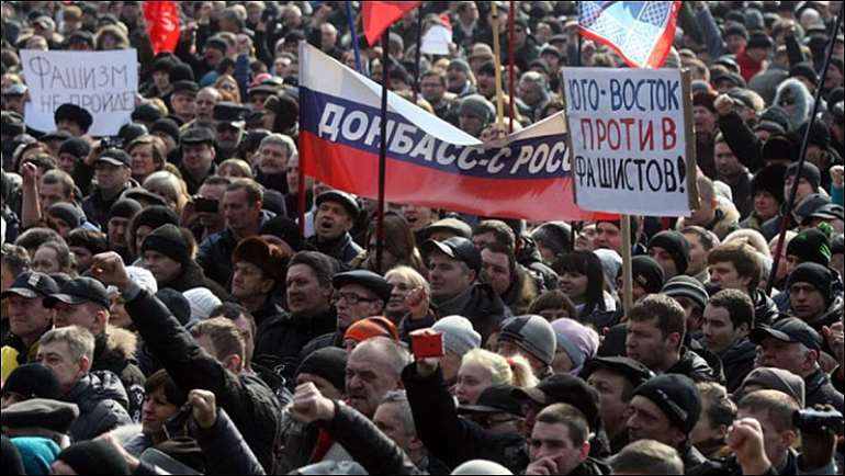 Thousands rally against 'illegitimate govt', raise Russian flags in eastern Ukraine &mdash; RT World News