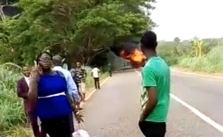 432022123604-1h830o4bau-432022121231-bus-fire-in-ho0