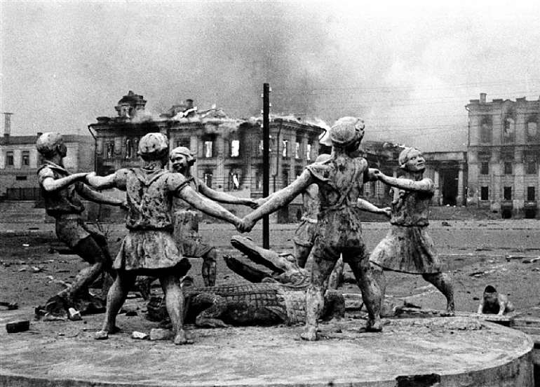 612202350809-k5fri7t2h0-stalingrad-devastation