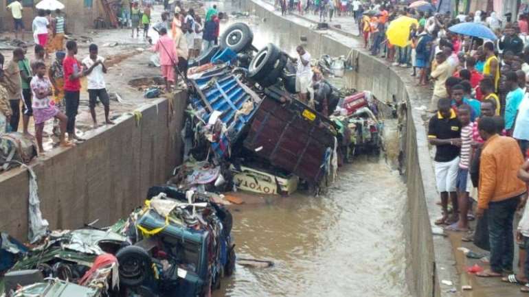 6 vehicles being swept away by flood waters in open drains
