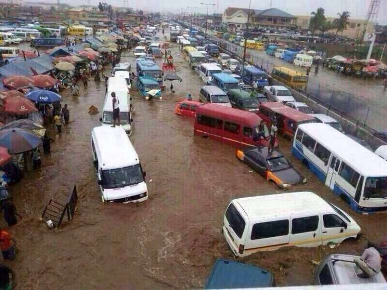 7 moving vehicles and passengers trapped in floods