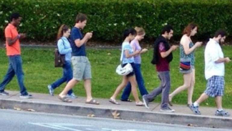 8132018111634 groupofpeoplewalkingandtexting1
