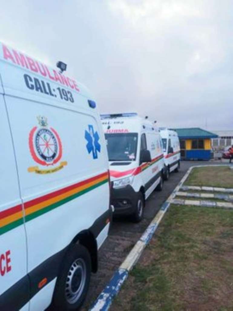 913201950605-0g730m4yxs-ambulance-1