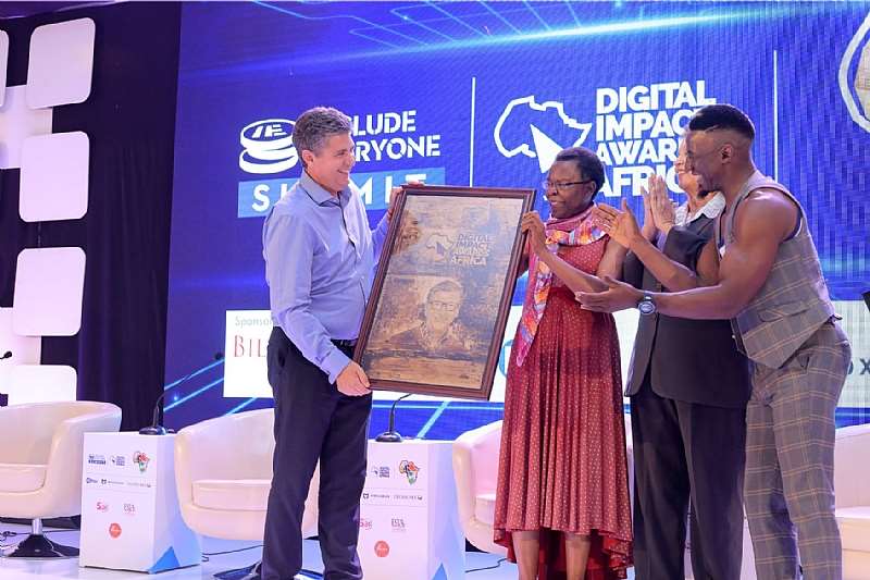 1012019121703-i4ep276gfa-dr-warren-d-carew-receives-africa-financial-inclusion-medal-of-honor-on-behalf-of-bill-gates-1
