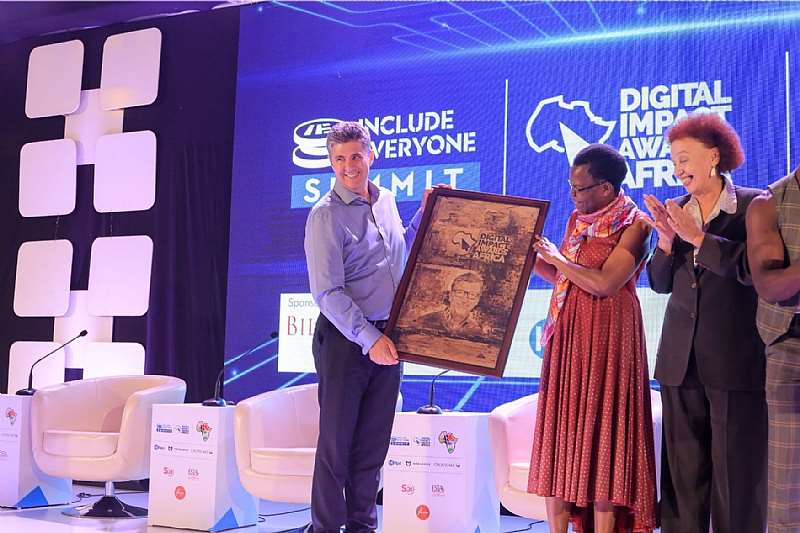 1012019121703-j5fqi7t2gb-dr-warren-d-carew-receives-africa-financial-inclusion-medal-of-honor-on-behalf-of-bill-gates-2