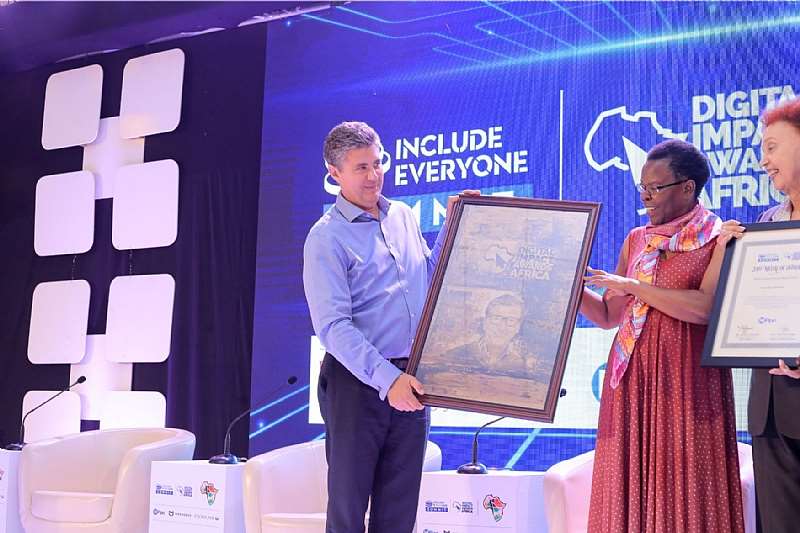 1012019121704-0g830n4yyt-dr-warren-d-carew-receives-africa-financial-inclusion-medal-of-honor-on-behalf-of-bill-gates-3