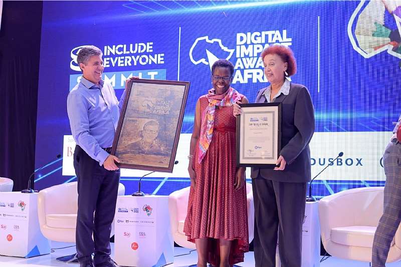 1012019121705-rvmypcb553-dr-warren-d-carew-receives-africa-financial-inclusion-medal-of-honor-on-behalf-of-bill-gates-5