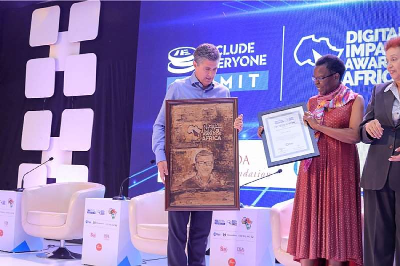 1012019121706-m5htk8v331-dr-warren-d-carew-receives-africa-financial-inclusion-medal-of-honor-on-behalf-of-bill-gates-6
