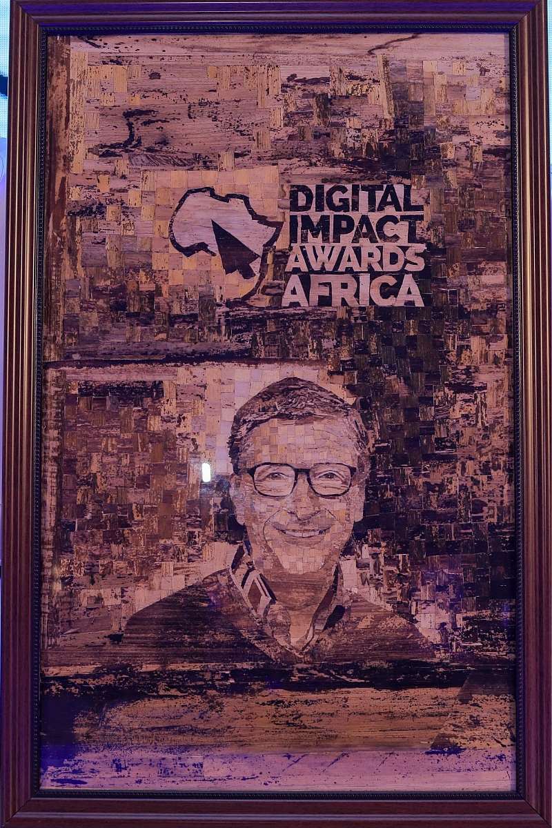 1012019121707-l5grj7u3i1-dr-warren-d-carew-receives-africa-financial-inclusion-medal-of-honor-on-behalf-of-bill-gates-7