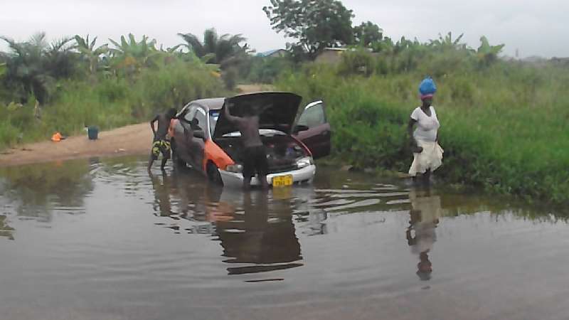 1111201750731 taxi driver washes his car in the stream