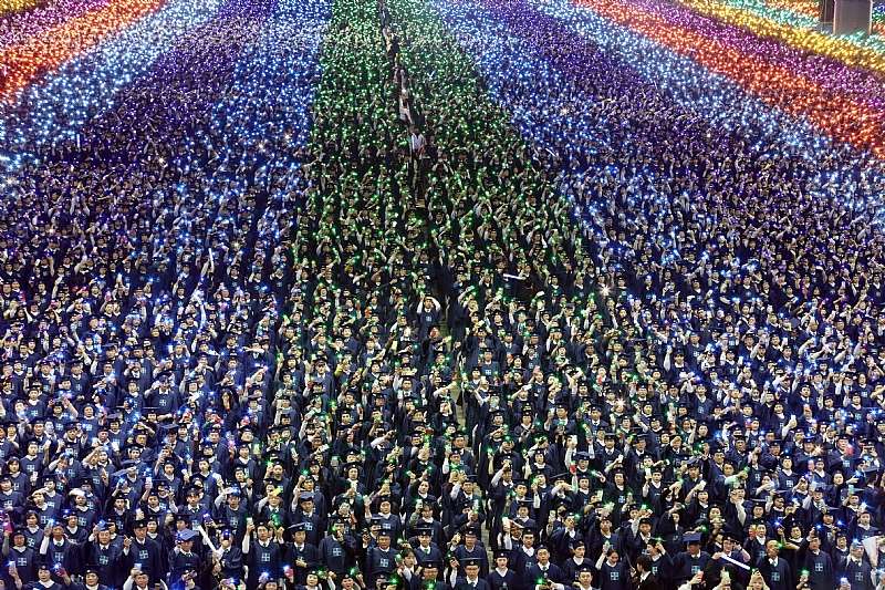 100,000 Are Celebrating The Graduation With The Lantern Performances