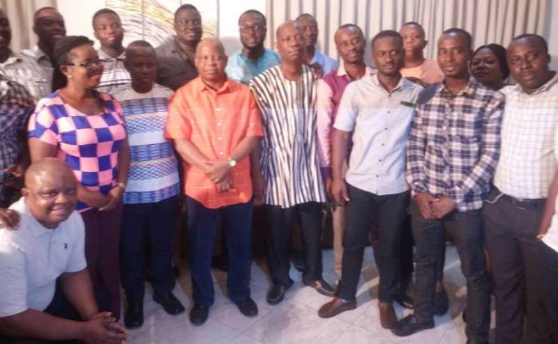 118201851120 rev obeng in a group photograph with journalists