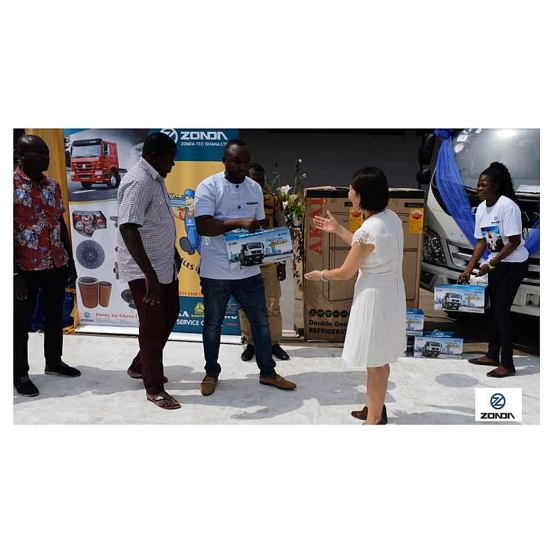 Ms. Yang presenting a prize to a customer