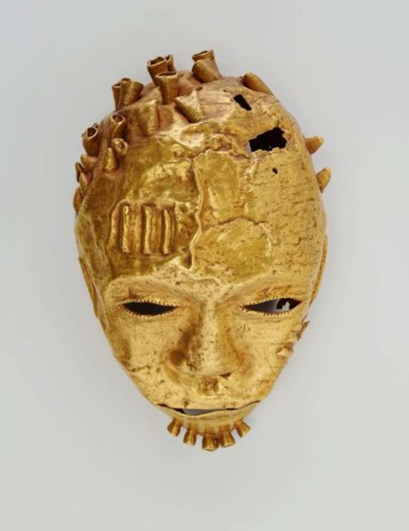 Asante gold trophy head taken from King Kofi Karkari91837-1884) by British soldiers in Anglo-Asante war 1873-74 now in Royal Trust Collection2 April 1874 the queen recorded in her Journal that she looked at some gold ornaments, huge gold masks, rings, bracelets & other ornaments brought from Coomassie Kumasi, (all of pure gold), by officers & others, sent in as an indemnity. They are being sold for the benefit of the Army & I have bought some. Royal Trust Collection https://www.rct.uk/collection/62901/trophy-head