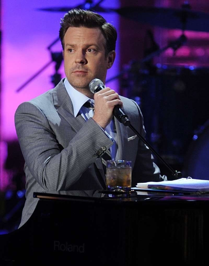 2011 mtv movie awards  host jason sudeikis