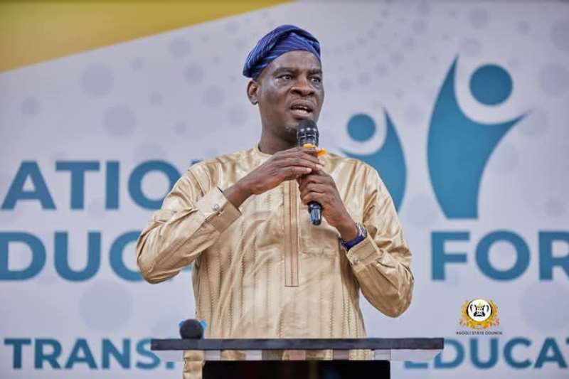 219202522305-1h830o4bau-hon-haruna-idrisu-at-the-national-education-forum