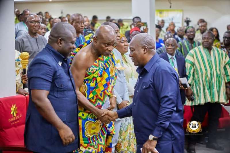 219202522428-l5hsk8v331-president-mahama-shaking-hands-with-togbe-afede-and-the-volta-regional-minister-hon-james-gunu-at-the-national-education-forum