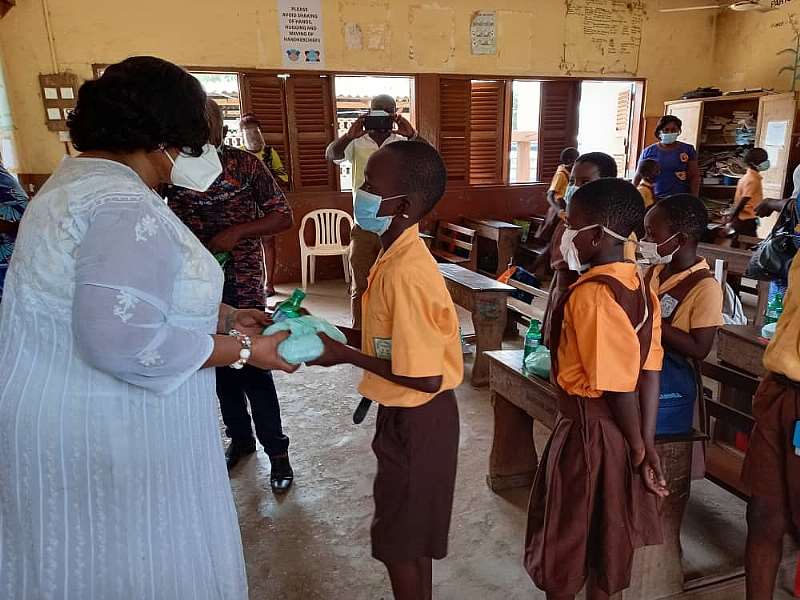 222021125448-1j841p5cbv-mrs-quashigah-sharing-food-to-pupils-to-mark-her-birthday