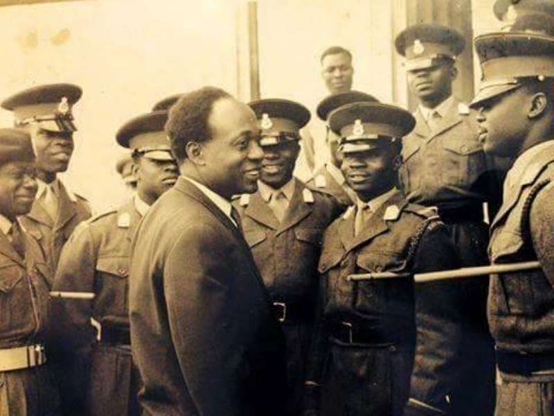 4 president nkrumah interacting with security officers before his overthrow in 1961