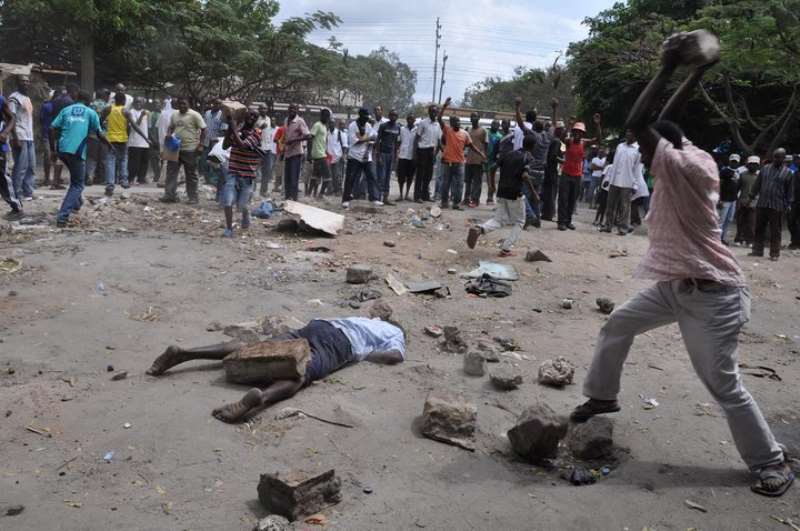 6. ANGRY RESIDENTS POUNDING A SUSPECT WITH BRICKS