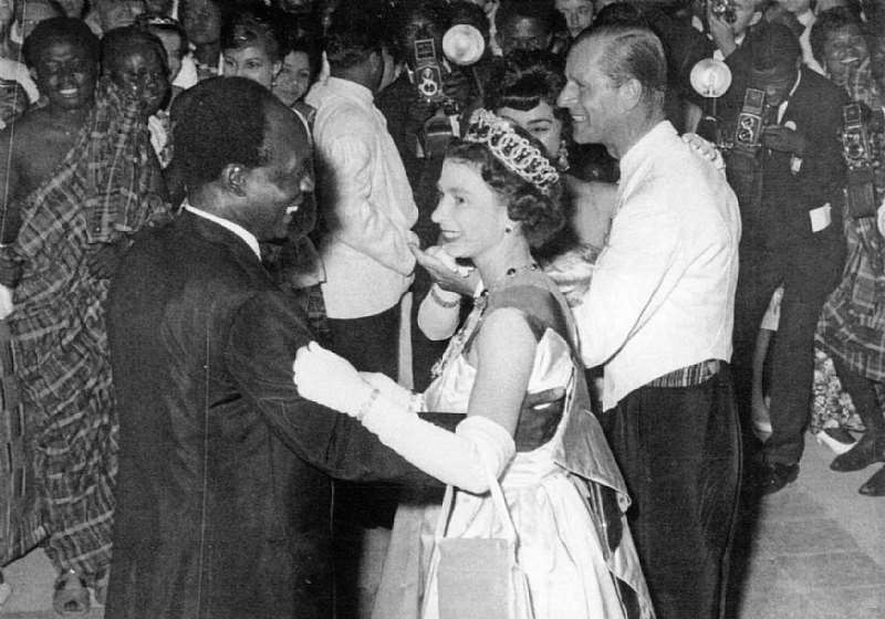 6 president nkrumah dancing with british queen elizabeth at the state house in 1961