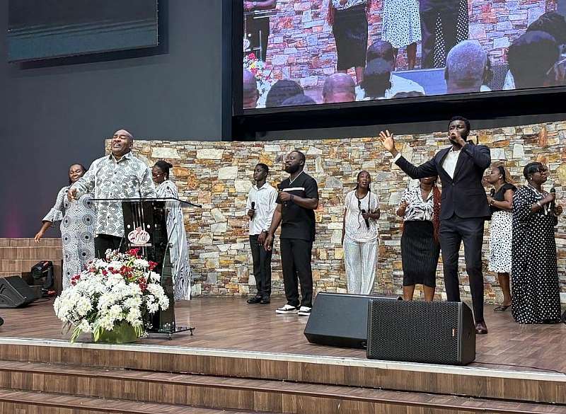 712202680921-1j041p5ccw-rev-fitzerald-odonkor-leading-the-memorial-and-thanksgiving-service-