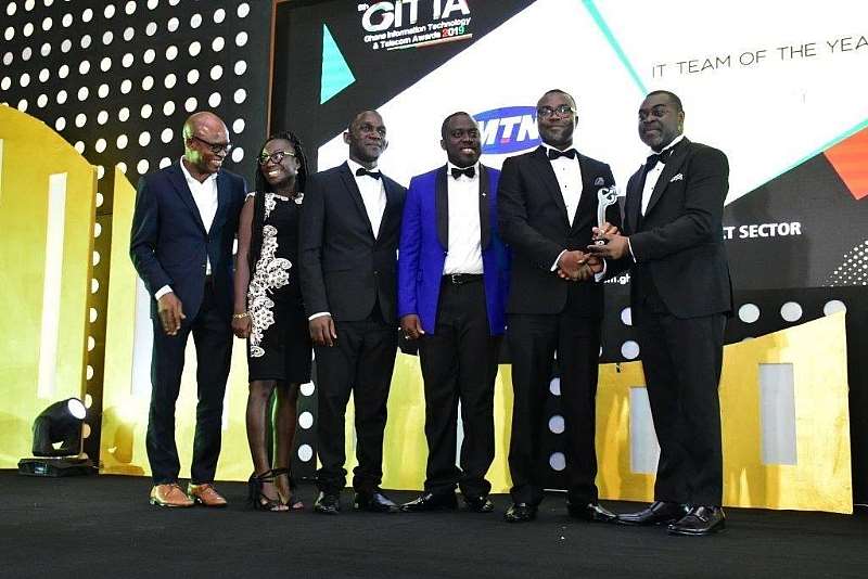 752019105934 1j841p5cbv mr joseph adumuah gm is operations receives award for mtn it team of the year