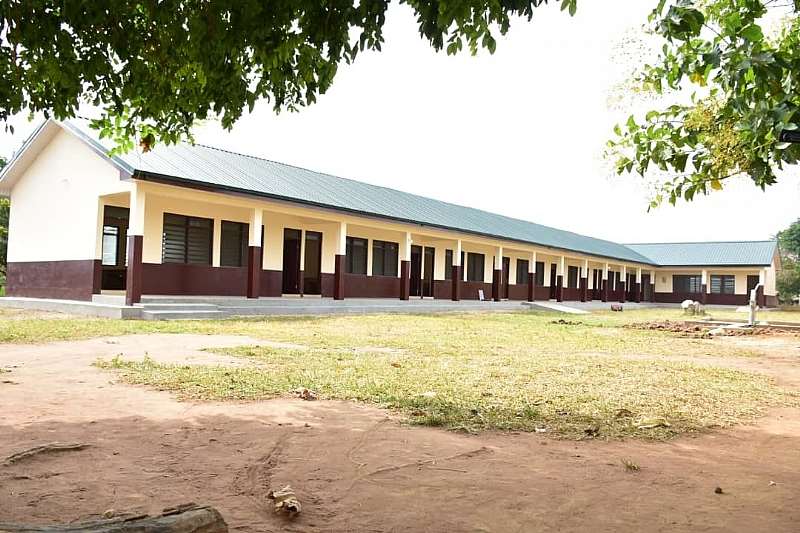 825202013436-h40o2s6eey-the-newly-constructed-6-unit-cassroom-block-for-nhyiaeso-basic-school