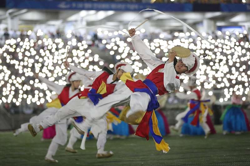 Korean Traditional Performance That Shows The Harmony And Unification