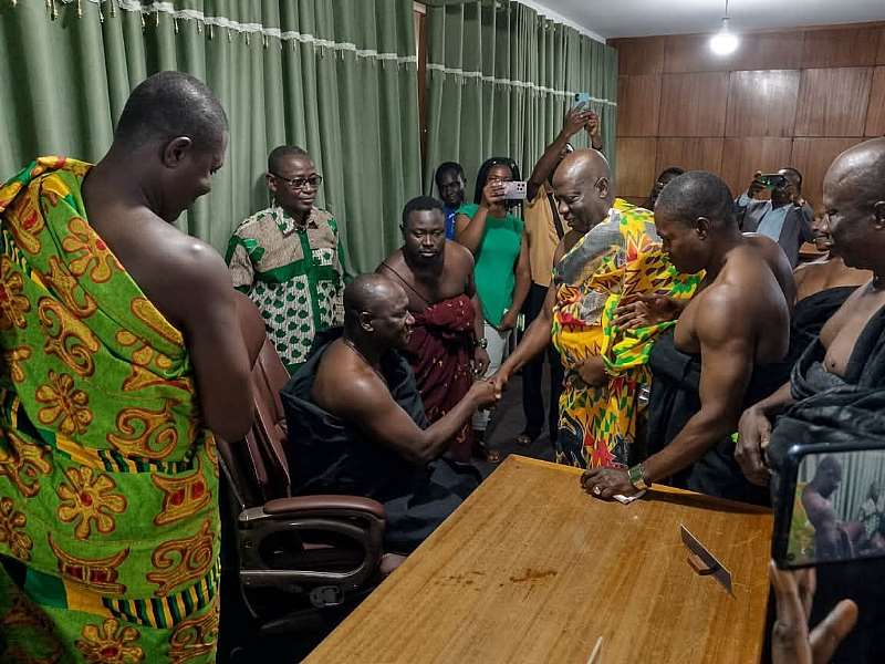 Ogyeamansan Boahen Korkor Ii Exchanging Pleasantries With Nana Bofo Bene Iv Paramount Chief Of Dwenem-awasu Traditional Area