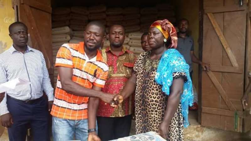 Assembly man handing over items to a victim