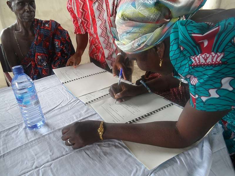 A REP OF THE MARKET WOMEN SIGNING THEIR PART