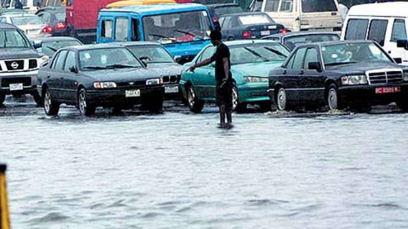 Flood take over Apapa/Oshodi Express Way. Photo by Bunmi Azeez.