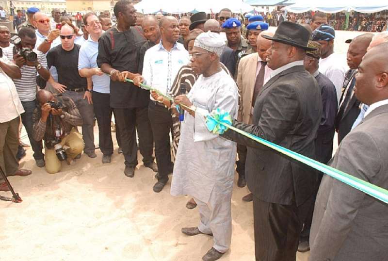 AGRIC 009 FMR PRESIDENT OBASANJO COMMISSIONING THE SONGHAI FARMS WITH GOV AMAECHI AND DEPUTY GOV ENGR IKURU WITH THE WIFE OF D GOV WATCHING