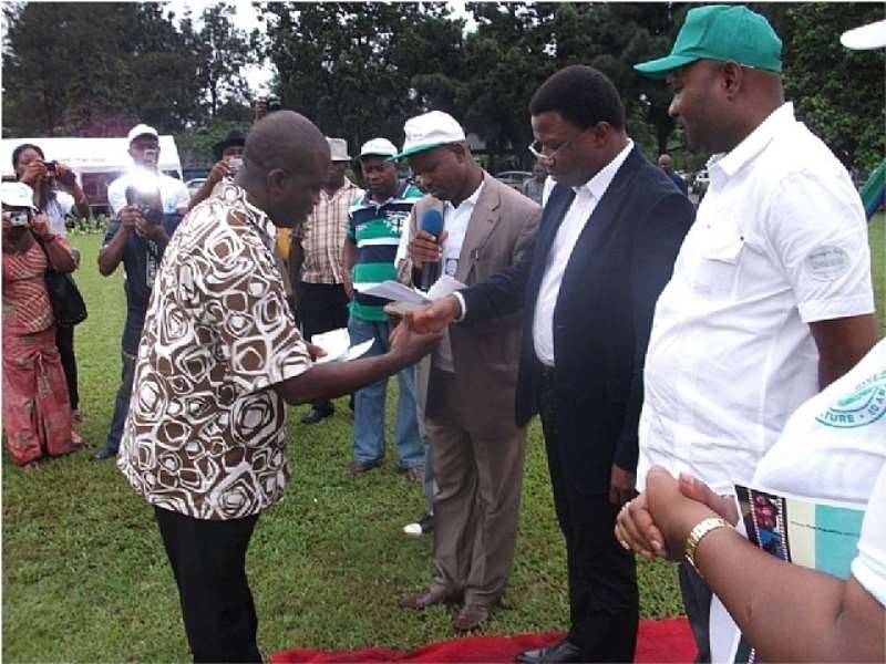 AGRIC 17 - PRESENTATION OF CHEQUES TO FADAMA GROUPS DURING THE 2011 WORLD FOOD DAY