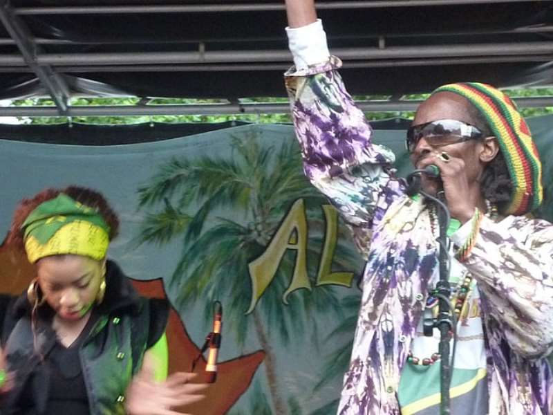 AMIRI JESHI WA FFU! KAMANDA RAS MAKUNJA AKIWASALIMIA WASHABIKI
