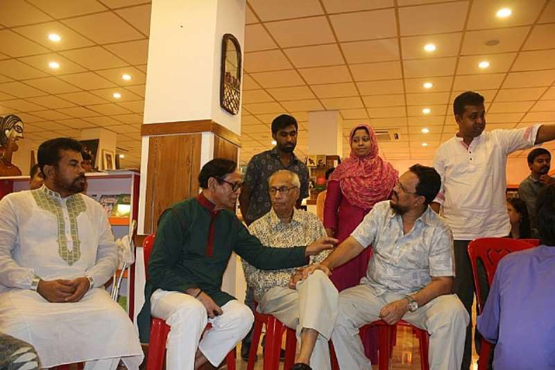 Image from right: Saif Rahman the CEO & Founder of  D5Creation.com, Columnist Muhammad Waliwllah the Professor of Rajshahi University, Zerin Farjana the Editor of  Somoyer Konthosor, Aminul Islam Bedu the Journalist of Bangladesh Sangbad Sangstha, Hasanuzzaman, Azizur Rahman Aziz, and rest one is Advisor of Somoyer Konthosor.  SomoyerKonthosor.com